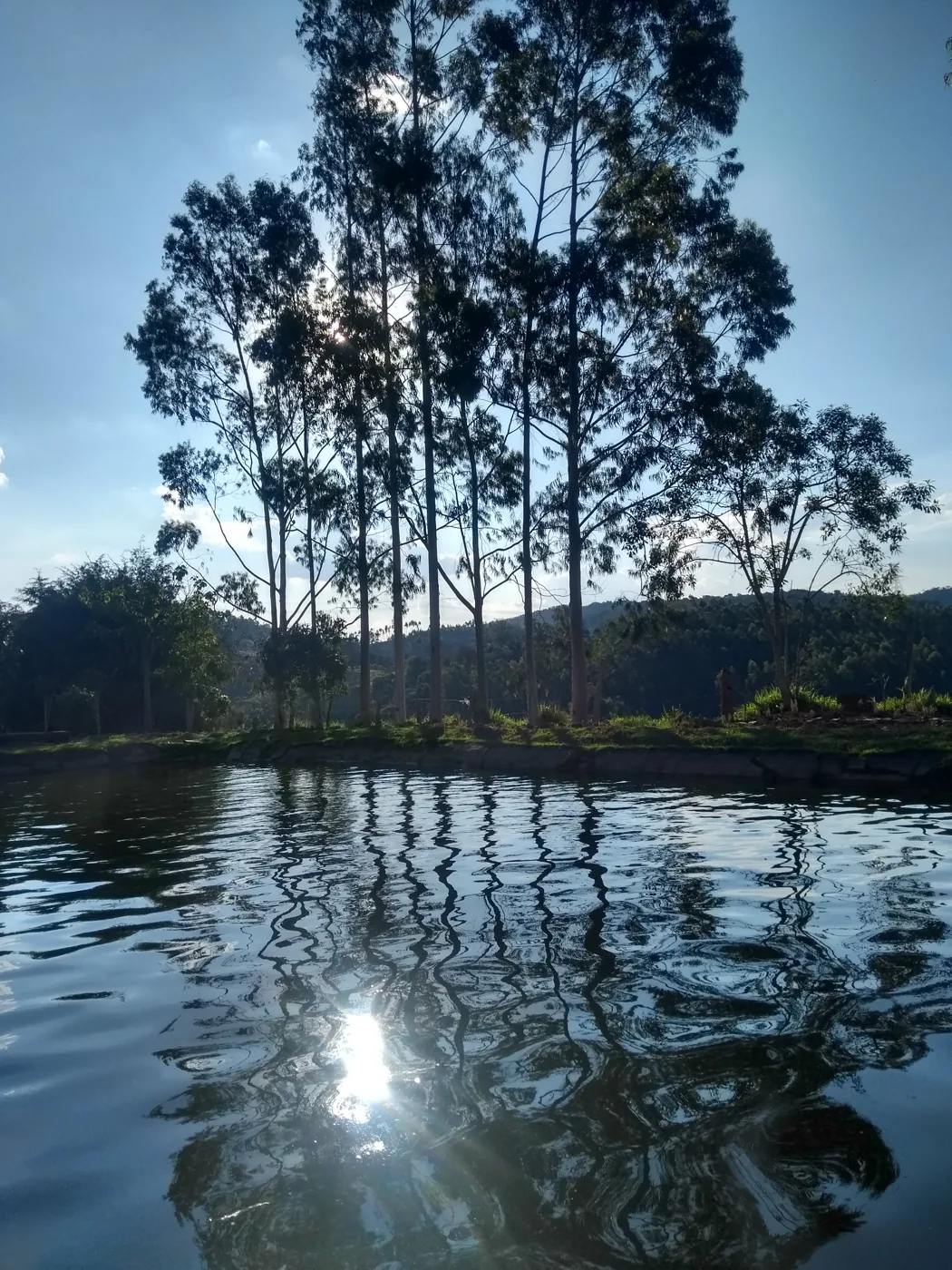 Lago da Pousada Erva Doce ao pôr do sol